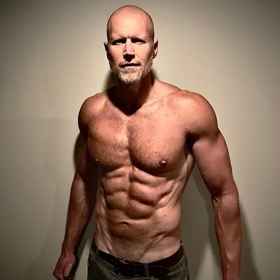 يقول:
بعد 13 عامًا من ارتياد الصالة الرياضية أكثر من ثلاث مرات أسبوعيًا، إليكم كل النصائح التي توصلت إليها:

1. توقف عن شرب الكحول.

لا فائدة منه على الإطلاق.

فهو يعيق فقدان الدهون، ويقضي على بناء العضلات، ويضر بصحة الجهاز الهضمي.

تجنبه تمامًا.....