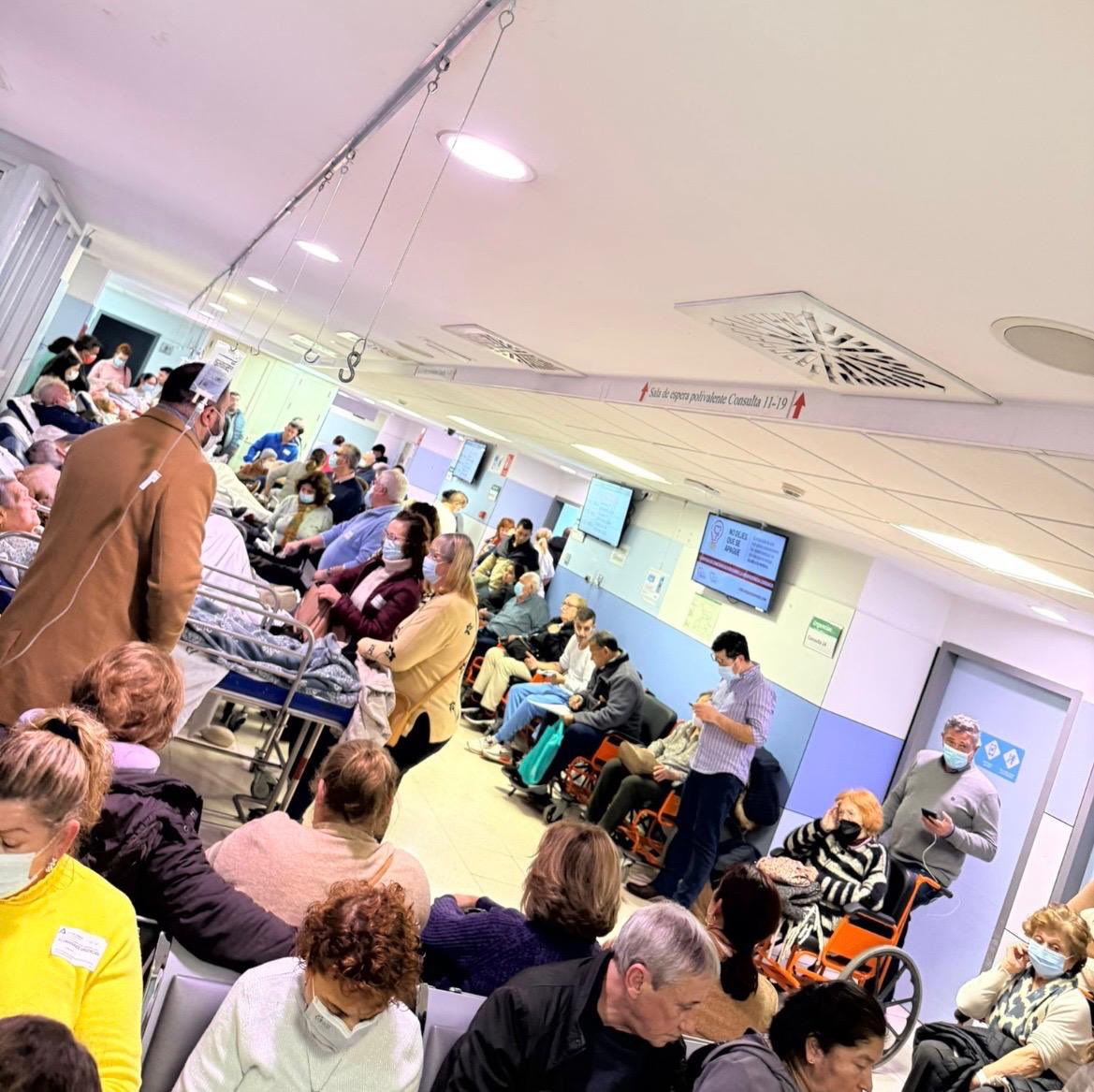 ❓Preparado para la cabalgata, Juanma Moreno

🔴En vez de tirar caramelos podrías contratar profesionales

Así están ahora Urgencias dl #SAS

🔻CIENTOS d personas esperan horas/ días, en camillas, en el suelo
🔻Altas “forzosas”✖️ falta de sillones…
🔻Profesionales DESESPERADOS