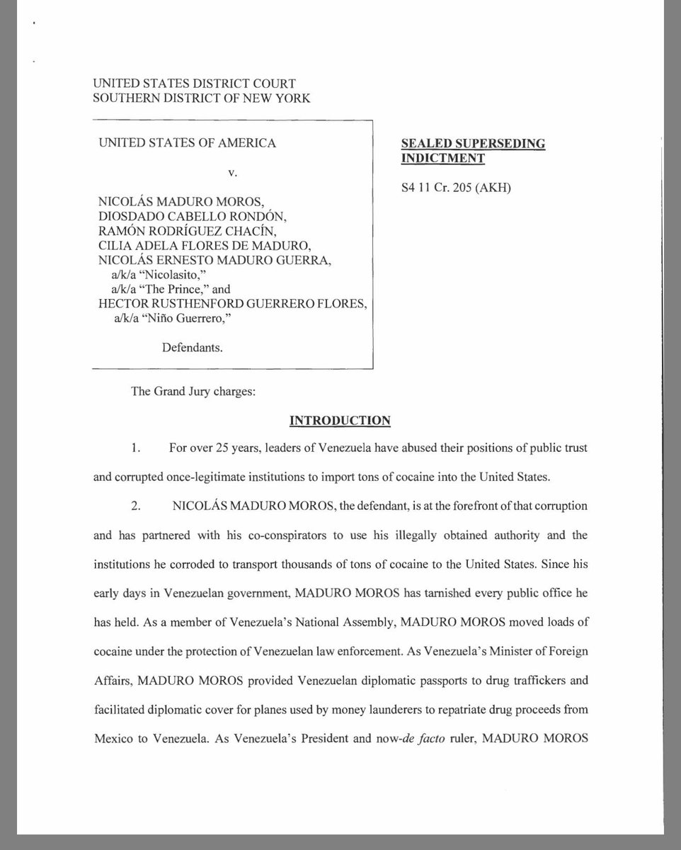 Juan_OrtizMX's tweet photo. 🗳️📌 EL CASO MADURO TAMBIÉN TOCA A MÉXICO

El Departamento de Justicia de Estados Unidos publicó la acusación formal contra Nicolás Maduro.

El documento (del Gran Jurado del Distrito Sur de Nueva York) no es solo sobre Venezuela.

También menciona a México.

Según la acusación del Gran Jurado del Distrito Sur de Nueva York, Maduro y otros altos funcionarios venezolanos habrían conspirado durante años con organizaciones criminales para introducir cocaína a Estados Unidos.

Entre los grupos señalados está el Cártel de Sinaloa.

También aparecen Los Zetas.

El expediente sostiene que rutas, logística y protección institucional permitieron el tránsito de droga desde Colombia, pasando por Venezuela y México, hacia territorio estadounidense.

La acusación menciona cooperación entre actores estatales venezolanos y redes criminales con presencia histórica en México.

Esto coloca a nuestro país como territorio clave en la narrativa judicial estadounidense sobre narcotráfico y “narco-terrorismo”.