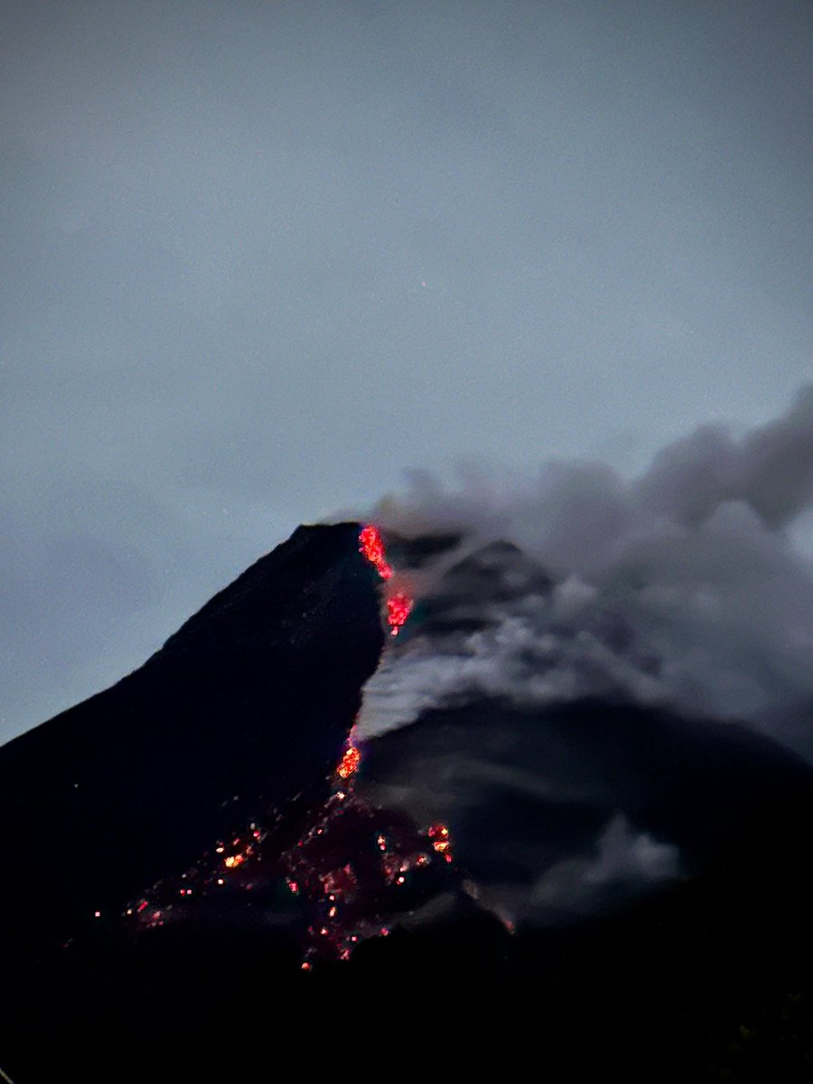 [Breaking News] 23:52 Luncuran lava pijar Merapi malam ini terlihay jelas dari gardu pandang Kaliurang

( gregoriustio )