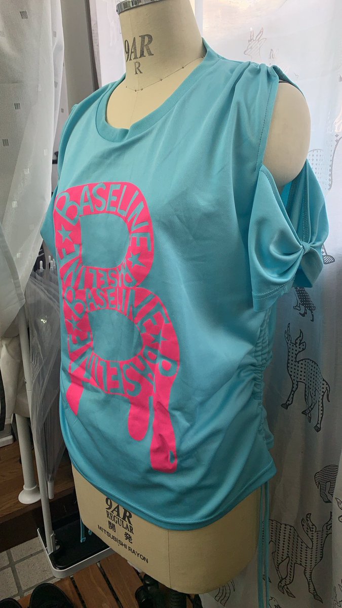 自宅よりも工場
ソファーよりもミシン

結局　ここが一番
落ち着く場所やから
ほんま
呆れるわ

リボンスリーブ？
お茶飲んで待ってる間に
やるよ！