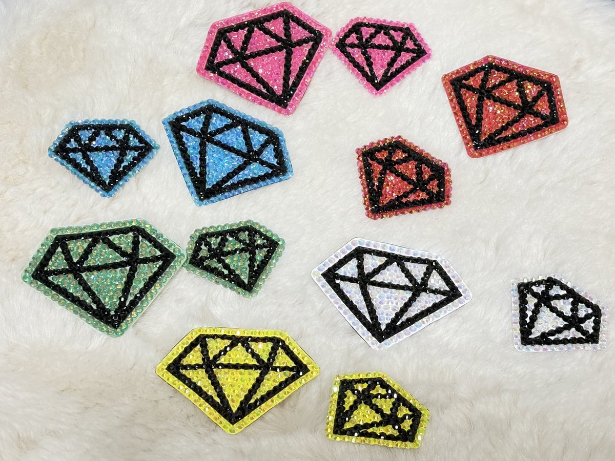 デコうちわのパーツ販売中。 ダイヤ、ハート、星など小さいパーツ200円