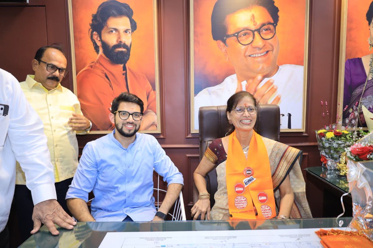 AUThackeray's tweet photo. आज वॉर्ड क्रं. ४६ मधील महाराष्ट्र नवनिर्माण सेनेच्या उमेदवार सौ. स्नेहिता डेहलिकर ह्यांच्या निवडणूक कार्यालयाचे उद्घाटन केले तसेच उपस्थितांशी संवाद साधला.
ह्या विभागात असलेली सर्वांची एकजूट नक्कीच विजयाला गवसणी घालेल. https://t.co/KTvOKUrZyY