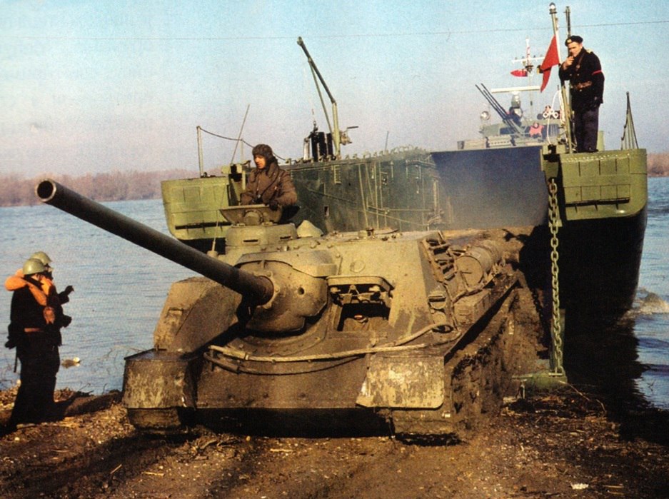 A Yugoslav SU-100 tank destroyer off-loading from an LCT during the "Čelik 78" exercise.