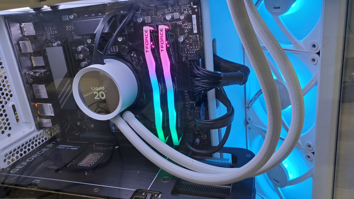 She is here and installing windows 👀 im feeling so impatient rn