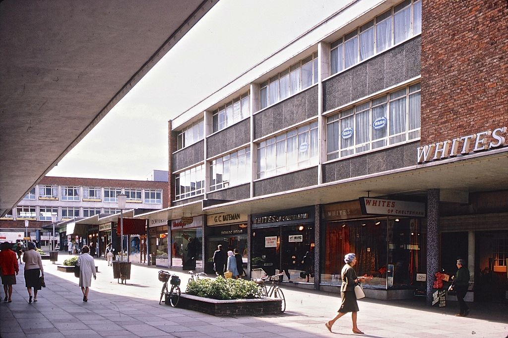 YesterdaysBrit1's tweet photo. No machetés here.
No rampant shoflifting here.
No women and young girls being molested here.
Just wonderful, civilised British people. https://t.co/jQvq5Bwkk6