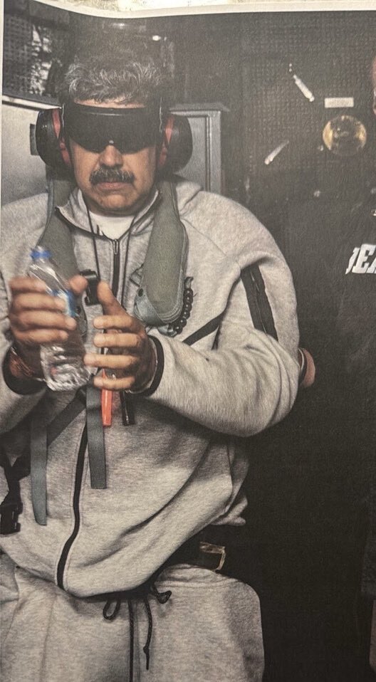 "Nicolás Maduro"

Por esta imagen que circuló del dictador venezolano siendo capturado por Estados Unidos. Se le acabó la joda al dictador hijo de re mil puta.