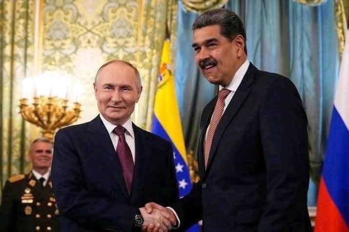 akramhem's tweet photo. لم تُبدِ روسيا أي تعليق عمّا يجري في فنزويلا، فيما تبقى الأمم المتحدة، رغم أن مقرّها الرئيسي في نيويورك، خاضعة لإرادة من يقودها ويوجّه قراراتها. وكما قال الشهيد الصائم، الذي واجه أكبر عدوان عرفه التاريخ على دولة عربية: القرار ليس بيد الشعوب، بل بيد من يملك القوة. https://t.co/VAlVszxqQQ