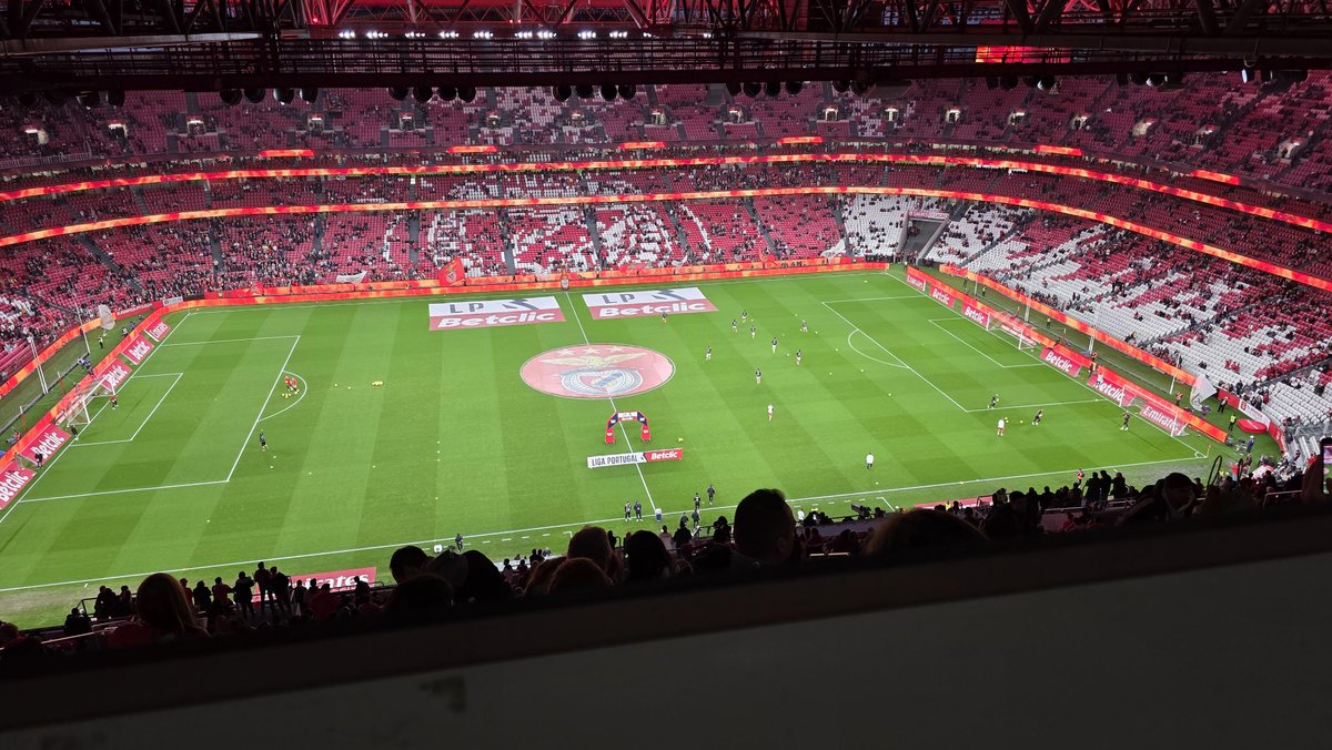Na Luz, narração do SL Benfica x GD Estoril Praia.
Para <a href="/FlashScorePT/">Flashscore.pt</a>. Até já!