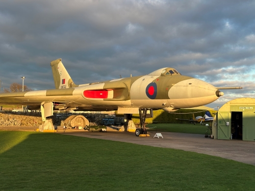 NewarkAirMus's tweet image. On a day of mixed emotions some magical winter #NAMlockUpLight on Vulcan #XM594 create a reflective drive home.
Photo credits #DTEParchive