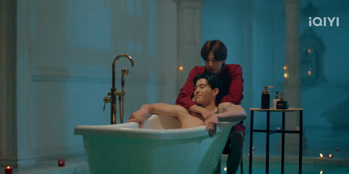 ขอพูดถึงซีนในห้องอาบน้ำ เป็นซีนที่ดูเผินๆ มันชวนเขินมากๆแหละ แต่พอมองลึกลงไป มันคือซีนที่ทำหน้าที่เป็น character exposition ของคุณธีร์ได้ชัดเจนมาก โดยใช้ พื้นที่และร่างกายเป็นตัวเล่าเรื่องแทนไดอะล็อกตรงๆ

เริ่มจากบทสนทนาที่พูดถึงเหตุผลของการสลักชื่อไว้แม้กระทั่งบนขวดครีมอาบน้ำ