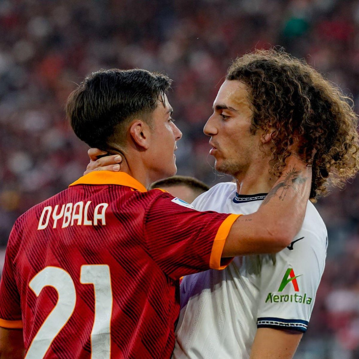 TekYolFener's tweet image. Paulo Dybala: ''Bu Fransız'ın (Guendouzi) dili çok sivri ve özellikle genç oyuncuları çok kızdırıyor; sürekli onlarla dalga geçiyor. Onlara sürekli 'Size uçak bileti alacağım, sizi eve uçuracağım' diyordu, bunu her zaman genç oyunculara yapıyordu. Örneğin, Soulé geçen yıl…