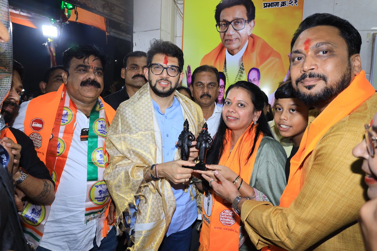AUThackeray's tweet photo. स्थळः शाखा २१, बंदरपाखाडी, जुई स्मृती सोसायटी लिंक रोड 
वॉर्ड क्र.२१ उमेदवार सोनाली देव मिश्रा ह्यांच्या प्रचारार्थ 
महाराष्ट्र नवनिर्माण सेना शाखा भेट आणि उपस्थितांशी संवाद! https://t.co/EwAVu5zkJT