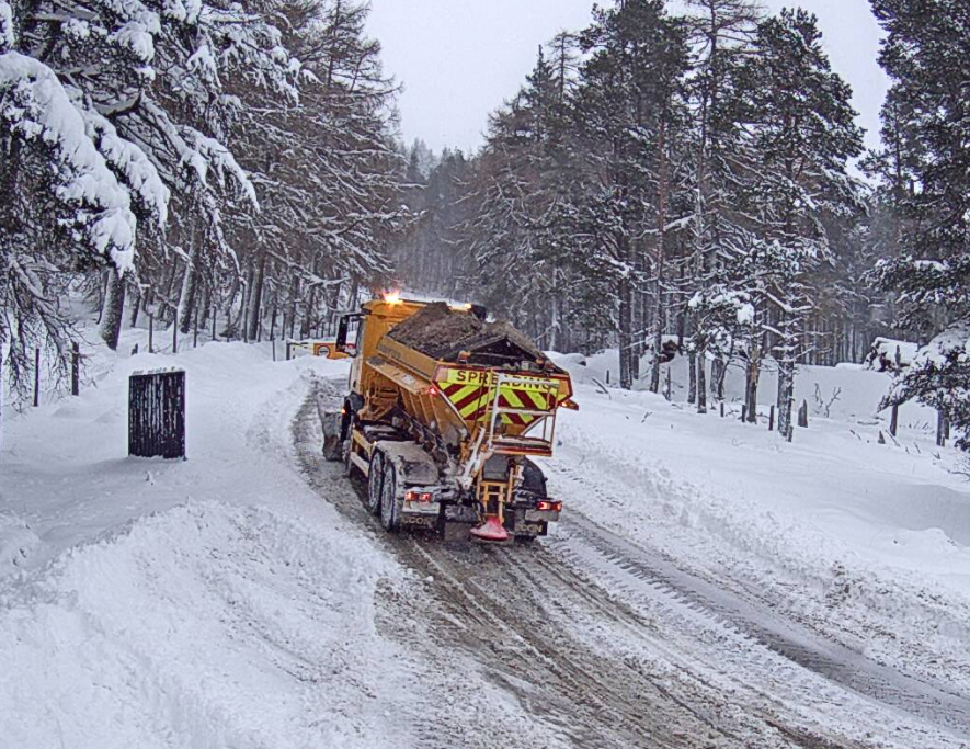 AbshireRoads's tweet photo. Still lots of drifting making driving conditions difficult - Gritters are back on the Primary Routes with others starting shortly. ❄️ https://t.co/LGyEatzMFt