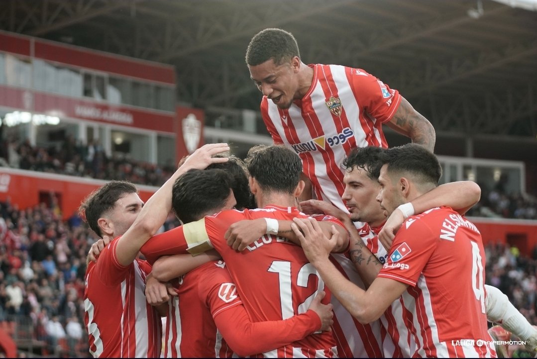 Adolfogs_'s tweet image. Los tres puntos, el derbi y las tapas son almerienses. AVANTI UNIÓN. ♥️🤍