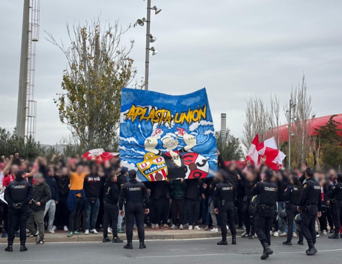 Adolfogs_'s tweet image. Los tres puntos, el derbi y las tapas son almerienses. AVANTI UNIÓN. ♥️🤍