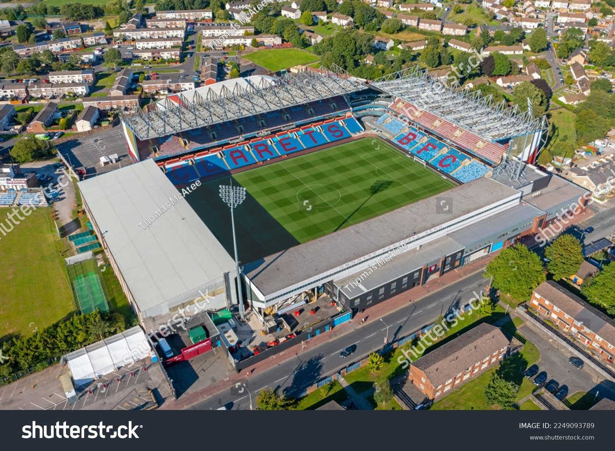 Hi <a href="/realDonaldTrump/">Donald J. Trump</a> theres Oil underneath this LED display shop in Lancashire #twitterclarets
