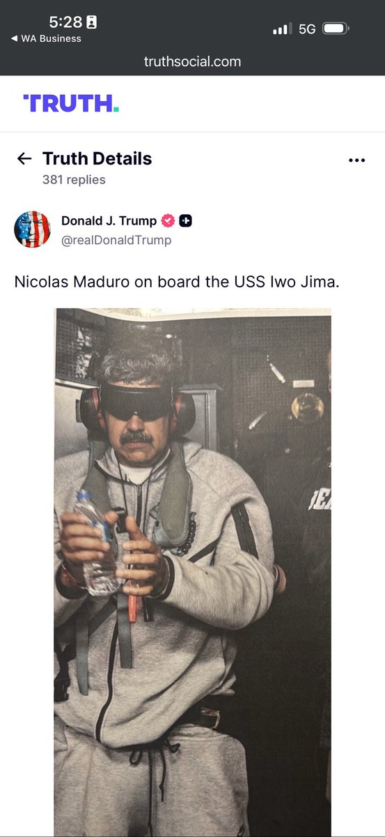 jorgecarrion21's tweet image. Esta imagen no es tan histórica por el contenido como por el continente: el marco de la fotografía de Nicolás Maduro nos recuerda que el presidente de Estados Unidos se comunica con el mundo a través de su propia plataforma digital, su propia red social, desde su corporación.