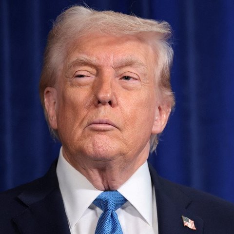 TRUMP A PETRO: "TIENE FÁBRICAS DE COCAÍNA QUE SE ENVÍA A EE.UU., QUE SE CUIDE EL CULO"

A Trump le preguntaron por el presidente colombiano Gustavo Petro, quien condenó la intervención en Venezuela y trasladó fuerzas a la frontera.

"El tiene fabricas de cocaina que se envie a