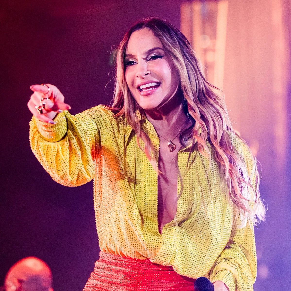 HumorQueCola's tweet image. ELA TÁ SEM FREIO! Claudia Leitte alcança a marca de 4 milhões de ouvintes mensais no Spotify.