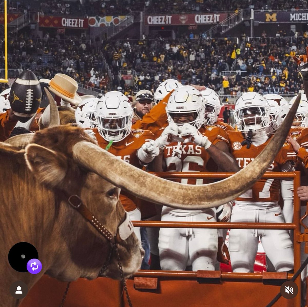 SpurHorn's tweet image. The whole defense taking the ball to Bevo and celebrating after forcing turnovers is chills