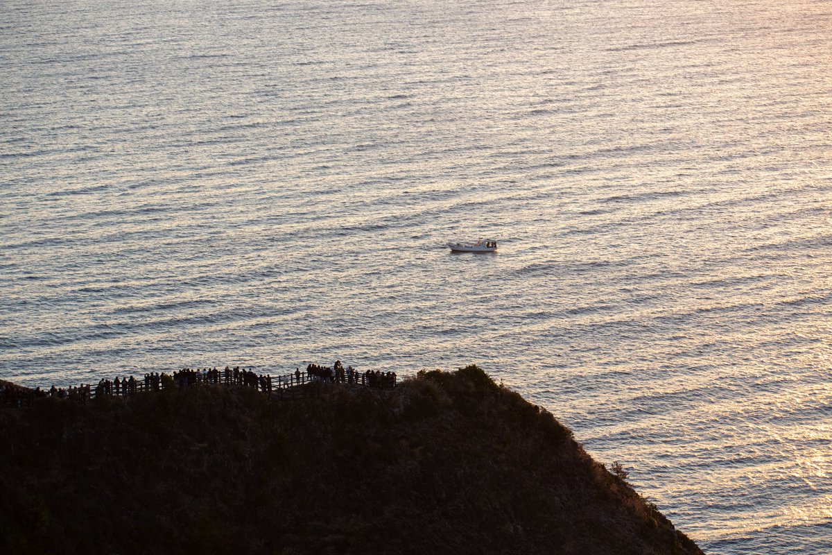 日向岬にて初日の出を待つ人々
〜細島灯台から〜

#日向市
#日向岬
#細島灯台
#初日の出
#馬が背