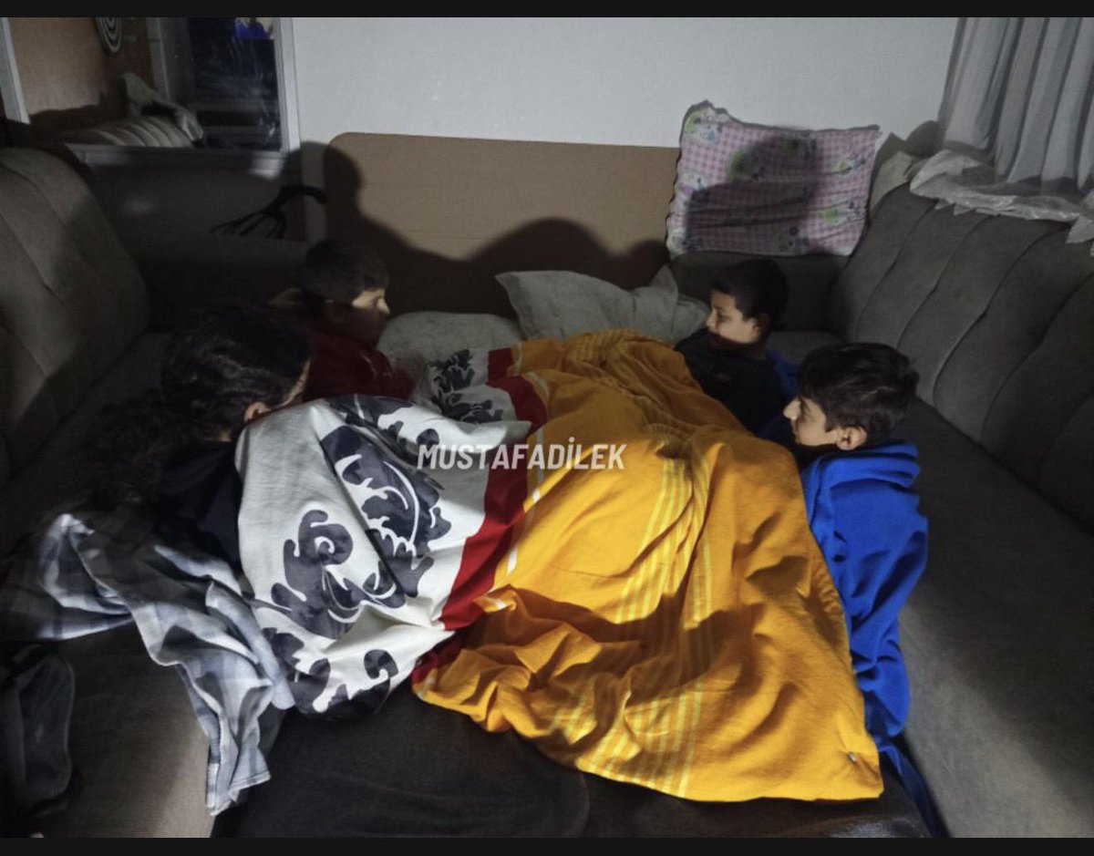 mustafadilek's tweet photo. Son 4 gündür Antakya, Altınözü, Defne, Samandağ başta olmak üzere birçok ilçeden arka arkaya fotoğraflar geliyor. 

48 saati bulan elektrik kesintilerinden inanılmaz bir şikayet yağmuru var. Yüzlerce fotoğraf var. Bizlere gelen görüntülerden sadece biri aşağıdaki fotoğraf.

4 gündür kamu görevlilerinden kayda değer tek bir açıklama bile yok. Adeta görmedik, duymadık, bilmiyoruz uygulanıyor.

Şehir soğuktan titriyor!

#hatay