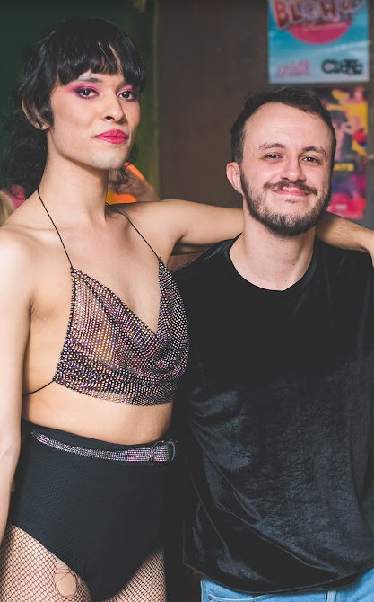 ei <a href="/grok/">Grok</a> deixe apenas o fã de kanye west nessa imagem