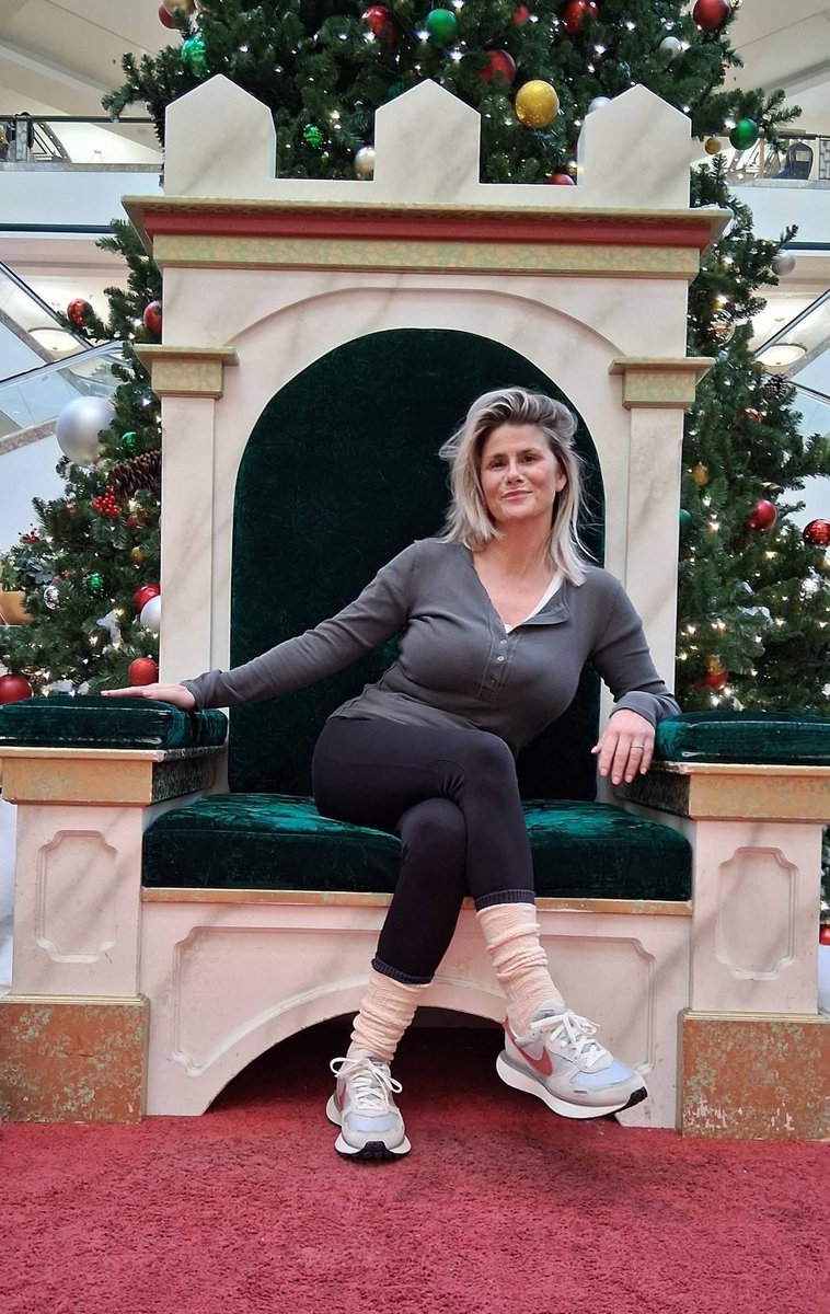 sarahmc3qi's tweet image. All this Chair with No One's Lap to sit ON... 💋
Kody is Experiencing a REAL mall... ✔️