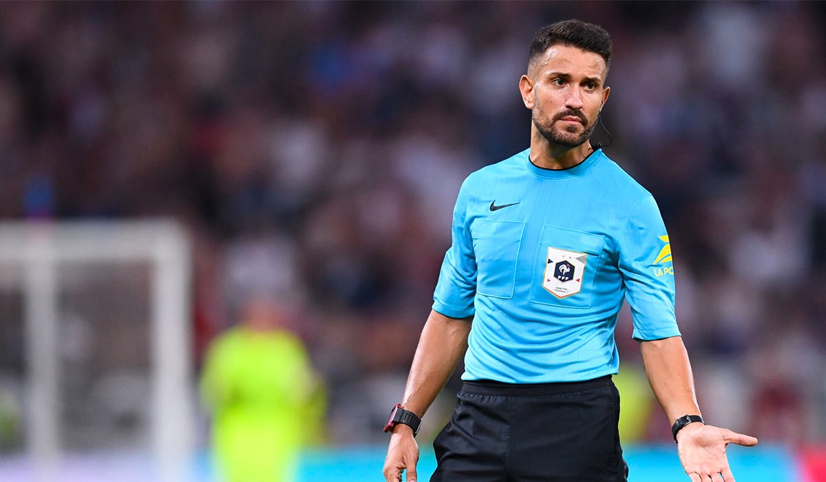 L’arbitrage français fera encore couler beaucoup d’encre ce week-end.

Entre Brisard qui annule un but de Monaco pour une faute minime, même Tolisso en rigole, et l’ASM qui passe de 2-1 à 1-2 en 5 minutes.

Et hier, le rouge de Vernice sur Emersonn, incompréhensible.

#ASMOL