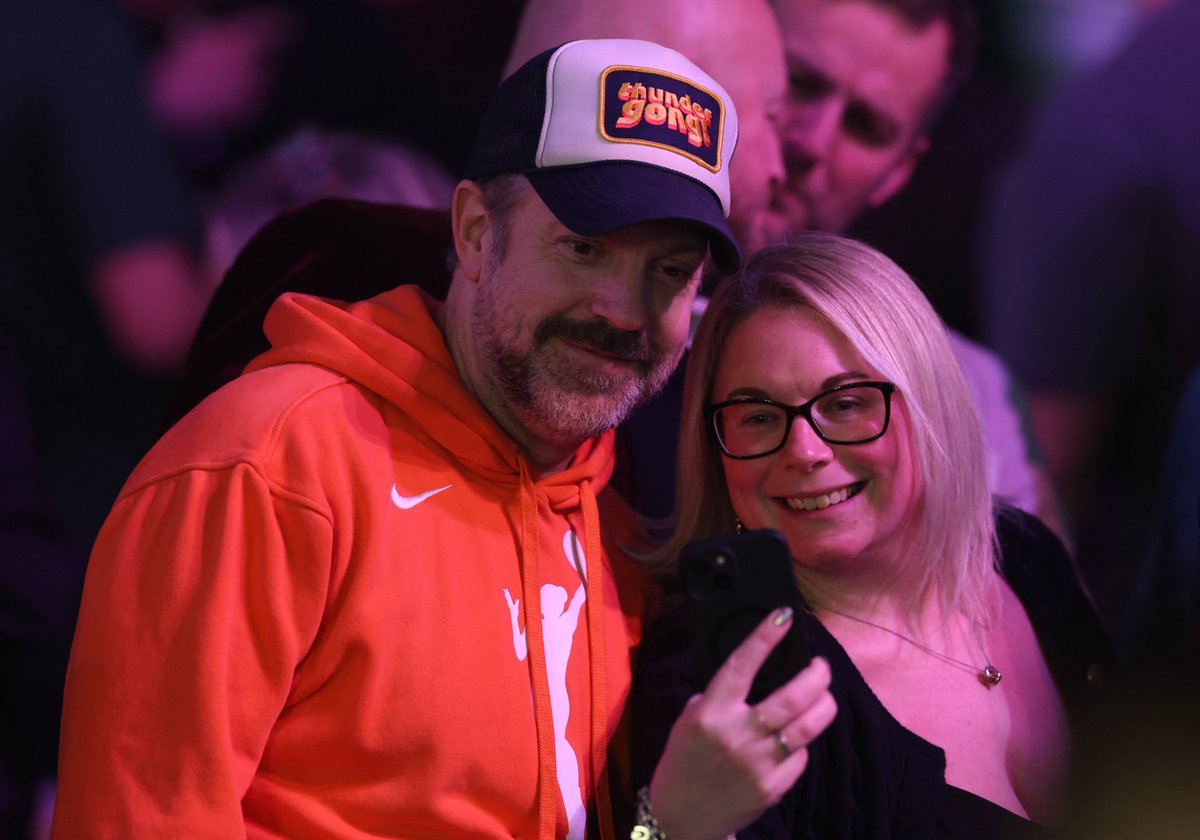 SudeikisNews's tweet image. 📸 | jason sudeikis with a fan at the 2026 world darts championship today