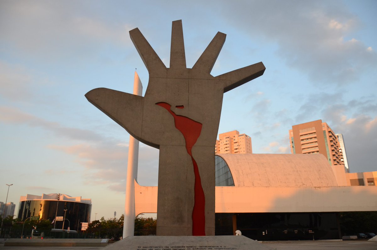 Imagem do dia 3 de Janeiro de 2026

As veias abertas da América Latina

Escultura "Mão" de Oscar Niemeyer

Memorial da América Latina, São Paulo