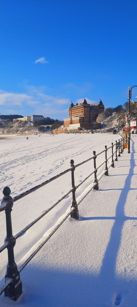 leighmustbolt's tweet photo. Snow on the beach, weird but fucking beautiful https://t.co/qkhqi3nBSG