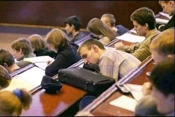 KateriSeraphina's tweet image. Histoire vraie.
Lors d'un cours de mathématiques à l'Université Columbia, un étudiant s'est endormi et s'est réveillé au son des conversations de ses camarades. À la fin du cours, il a remarqué que le professeur avait écrit deux exercices au tableau blanc. Il a pensé qu'il…