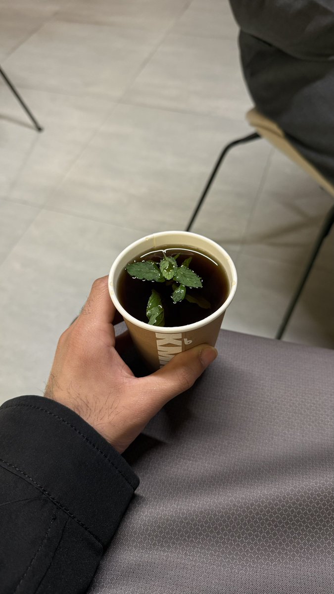 ToT2ot's tweet image. لعل الشاي يتحمل كل هذا 
الغليان ليلتقي بسكرته