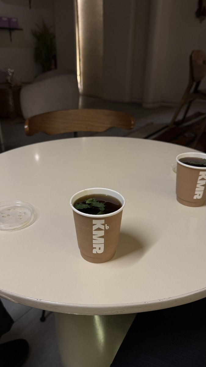 ToT2ot's tweet image. لعل الشاي يتحمل كل هذا 
الغليان ليلتقي بسكرته