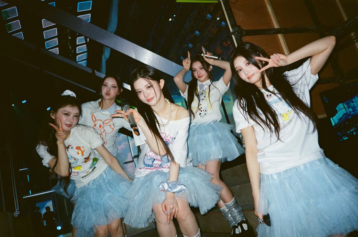 Wlnhee's tweet image. Grainy lights, disposable flashes, and the moments you don’t see on stage. Laughing between cues, fixing skirts, throwing peace signs for the camera—just us behind the scenes of MBC Gayo Daejejeon, holding onto these small, real memories. 💭