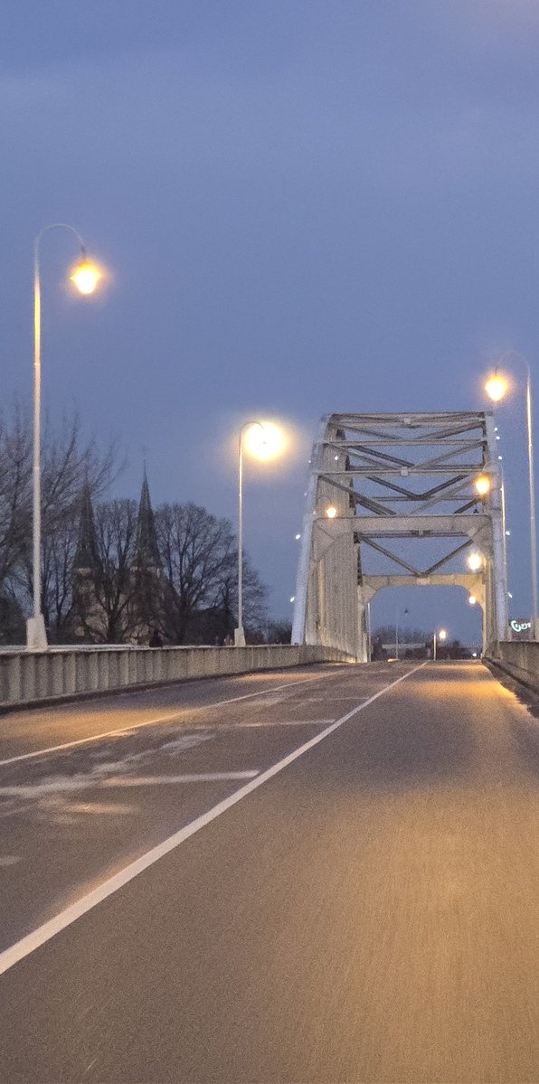 De #WolfMaan vermomd als lantaarnpaal. 

#jemoethetmaarzien 😉
#Deventer
#vollemaan
#WolfMoon