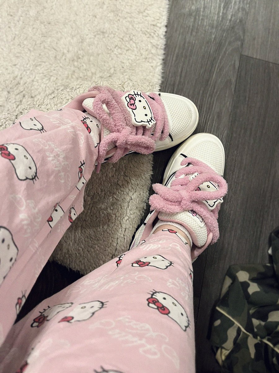 J'ai reçu mes nouvelles chaussures hier pour pouvoir compléter la panoplie hello kitty girl✨🎀