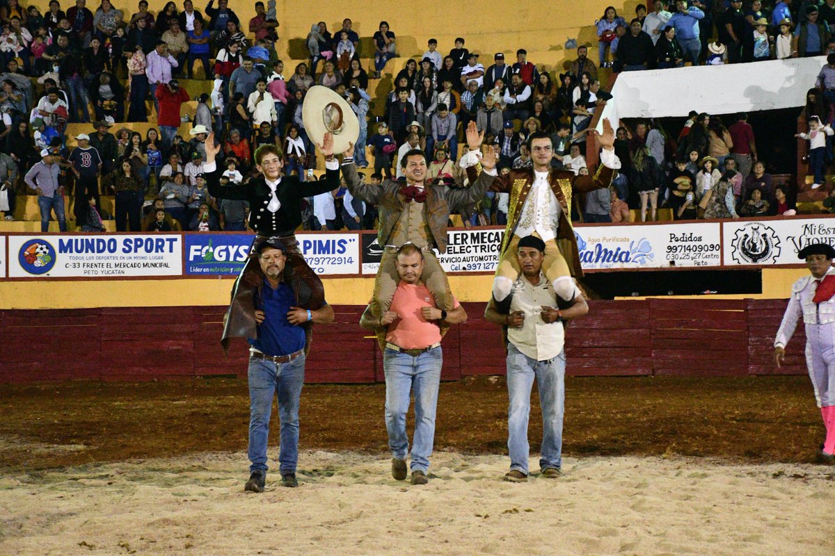 André corta un rabo en Peto, Yucatán 🇲🇽 Corrida de Año Nuevo. Lleno. Toros de Golondrinas, de buen juego.
Cuauhtémoc Ayala: Dos orejas.
Fauro Aloi: Dos orejas.
André: Dos orejas y rabo.