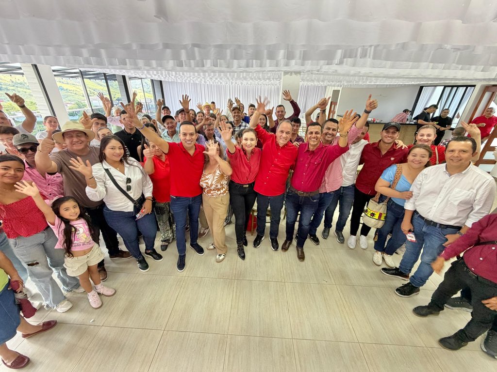 jaimeduranbar's tweet photo. Gracias a las familias y amigos que me acompañaron en el Pueblito Pesebre de Colombia. 🤩🙏🏽

Desde el hermoso municipio de Oiba iniciamos el 2026, conversando sobre los proyectos que queremos seguir impulsando para el desarrollo de la provincia santandereana. L13 🔴 #trabajoquedejahuella