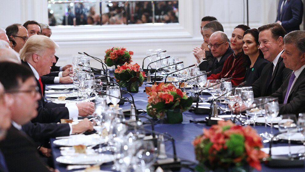 El 18/09/2017 en una cena en Nueva York con Presidentes de América Latina el Presidente Trump compartió que Maduro no respetaría las elecciones, diálogos, que su dictadura tenía el país en una crisis total, que solo se resolvería con el uso de la fuerza, el tiempo le dio la razón