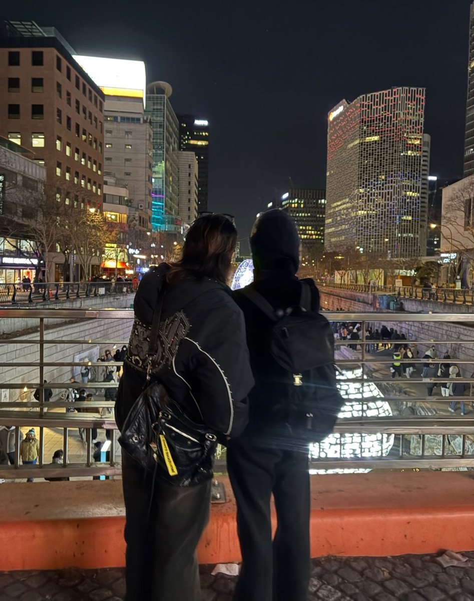 언니 윤민님이랑 새해 첫날 청계천 데이트했나봐🌌