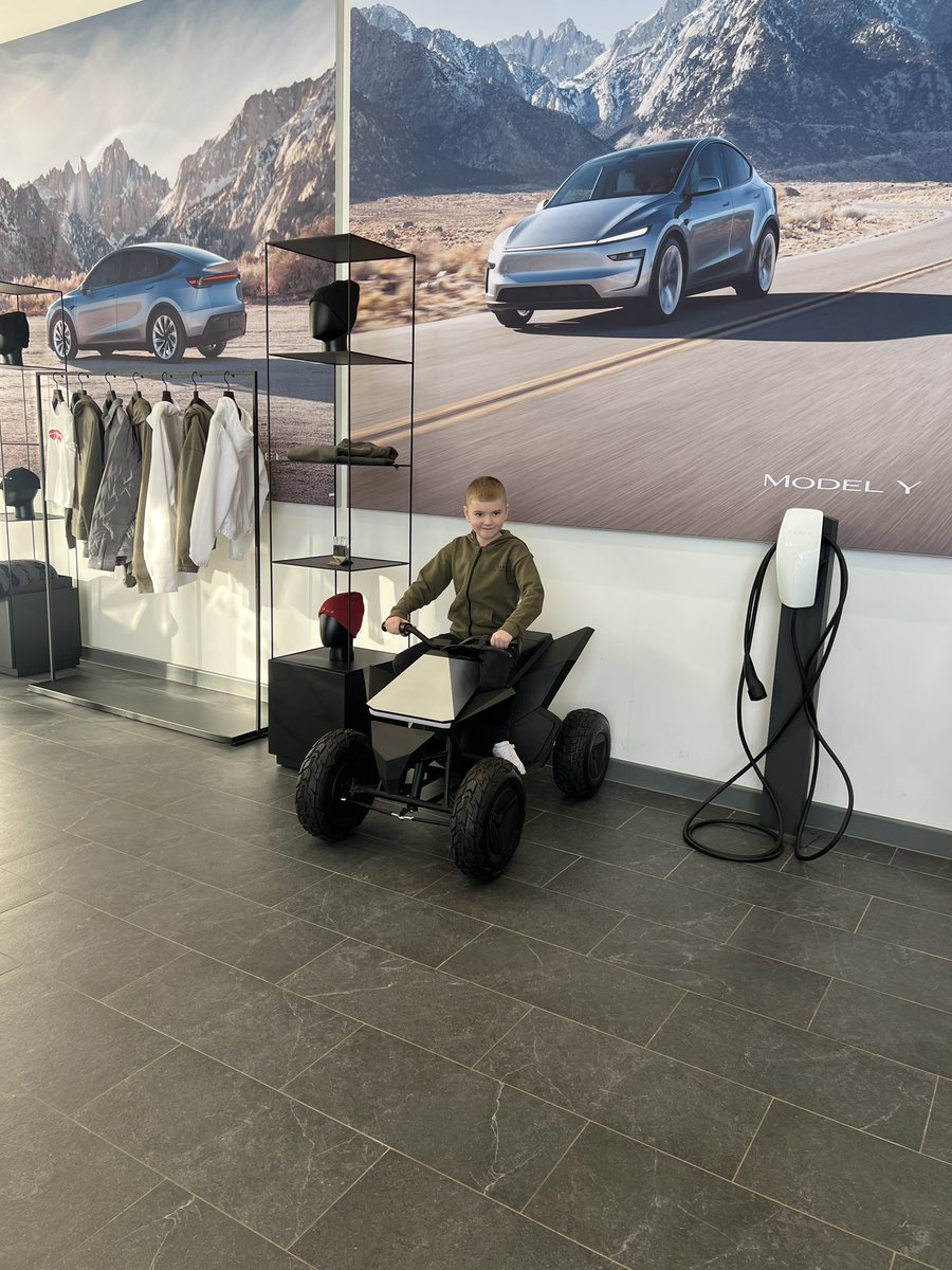 LadToDad_'s tweet image. Went to test drive a @Tesla today and this beauty in the showroom turned my son into a fan 😂