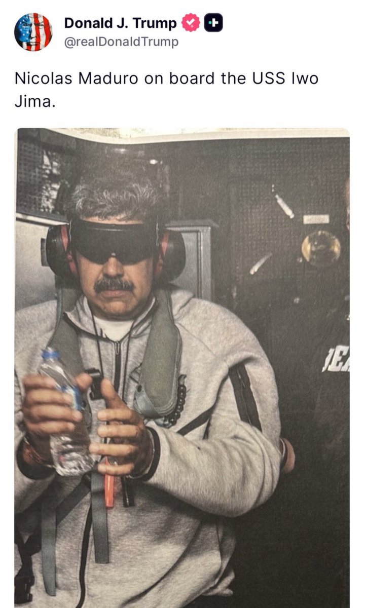 #فنزويلا #فنزويلا_أمريكا #مادورو 
الصورة لرئيس فنزويلا.
مغمّض العينين… ومقبوض عليه.
مشهد محزن، لكنه يختصر نهاية مسار اقتصادي فاشل.

فنزويلا ما انهارت لأنها عادت أمريكا فقط،
انهارت لأن سلم الرواتب سقط قبل السياسة.

– راتب المدرّس: 20–40 دولار شهريًا.
– راتب العسكري: 30–50 دولار.