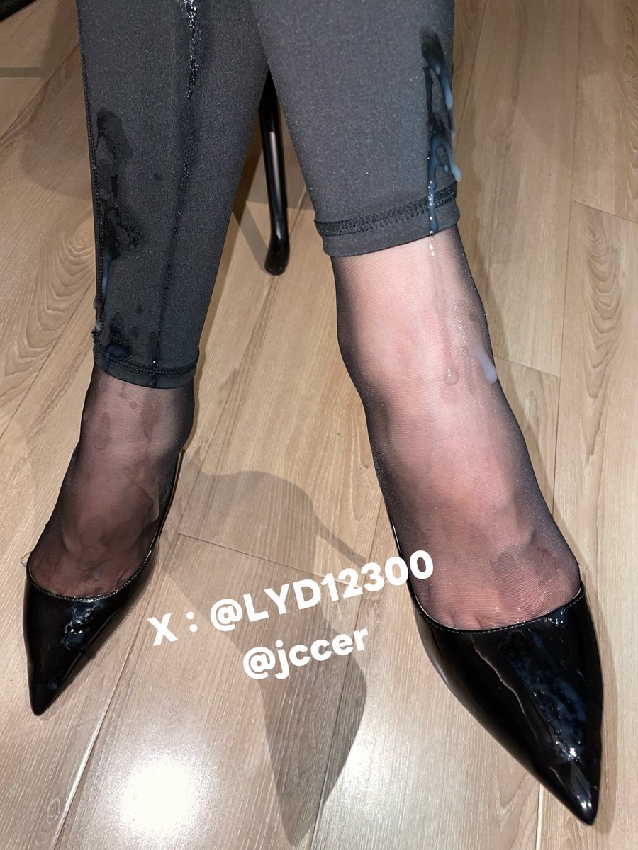 射老婆鞋上和腿上 然后出门去买夜宵 这种感觉最爽 一路上高跟鞋的声音 回头率超高