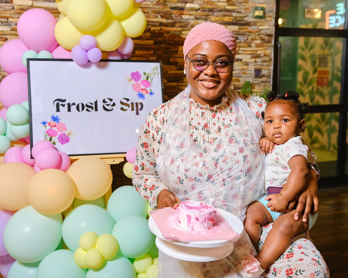 zisvngs's tweet photo. To a year as wonderful &amp; bright as these smiles! 😍😍😍
Happy New Year! ✨🥂

Credit: @iArchiveStudio 

#frostandsip #cakedecorating #bentocakes #happynewyear https://t.co/adYWW13bcK