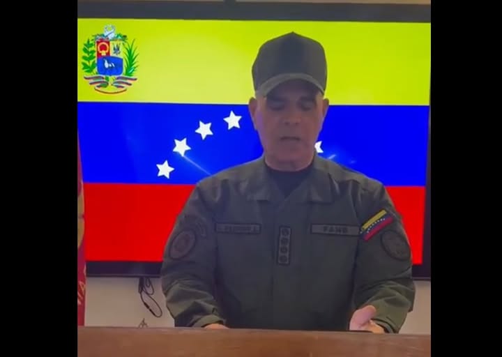 Venezuela Savunma Bakanı’ndan dikkat çeken açıklama

Venezuela Savunma Bakanı, ABD’ye yönelik sert ifadeler kullanarak ülkesinin “anti-emperyalist ve kurtuluş mücadelesi” verdiğini söyledi.

Yapılan açıklamada, Venezuela halkının örgütlü olduğu ve dış müdahalelere karşı