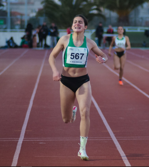 Emma Reig ha disputado en Madrid su primera competición del año parando el crono en 1:00.92 en los 400m.l. y 26´70 en los 200m.l. en su primera experiencia en estas pruebas en Pista Cubierta. La pupila de <a href="/RaulRS88/">Raúl Romero Segador</a> empieza bien 2026 <a href="/DiputacionCC/">DiputacionCC</a> <a href="/FedExtAtletismo/">Fed. Ext. Atletismo</a> <a href="/jovendeportEXT/">Jóvenes y Deportes Extremadura</a>