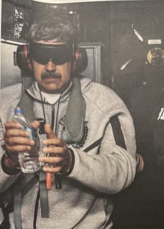 ruizhealy's tweet image. 🚨 VENEZUELA: EL FIN DE LA TIRANÍA Y EL RIESGO DE UN PROTECTORADO

Lo que estamos presenciando en Venezuela obliga a un análisis profundo que vaya más allá del entusiasmo inmediato. La imagen difundida por Donald Trump —un Nicolás Maduro esposado, con los ojos cubiertos y bajo…